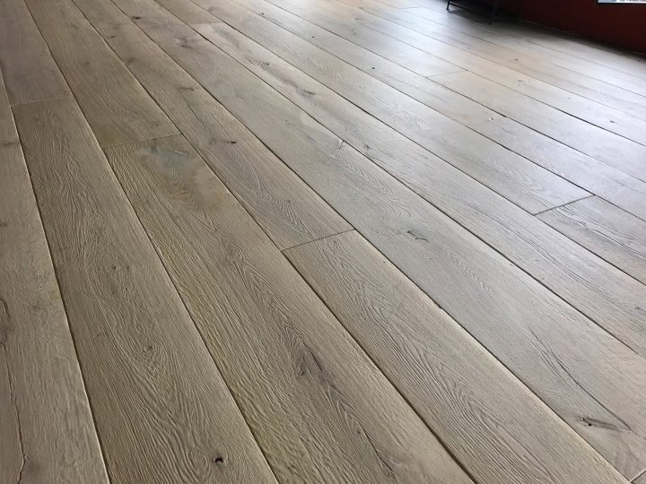 Schlossdielen Chalet-Edelweiß-Dielenschmiede