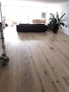 Schlossdielen Eiche gebürstet - Elfenbein 2017