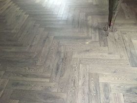 Fischgrätparkett Dom-Gamsleder