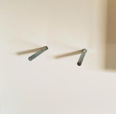 Schwebendes Deko-Regalbrett Wall'i, l aus massiver Eiche Light Grey geölt mit Schweizer Kante – Bild 6