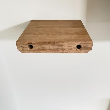 Schwebendes Deko-Regalbrett Wall'i, l aus massiver Eiche Light Grey geölt mit Schweizer Kante – Bild 5